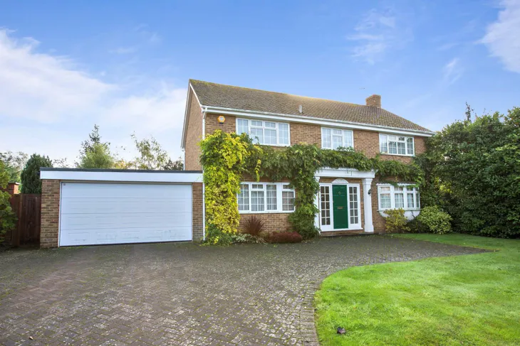 House Millhedge Close in Elmbridge