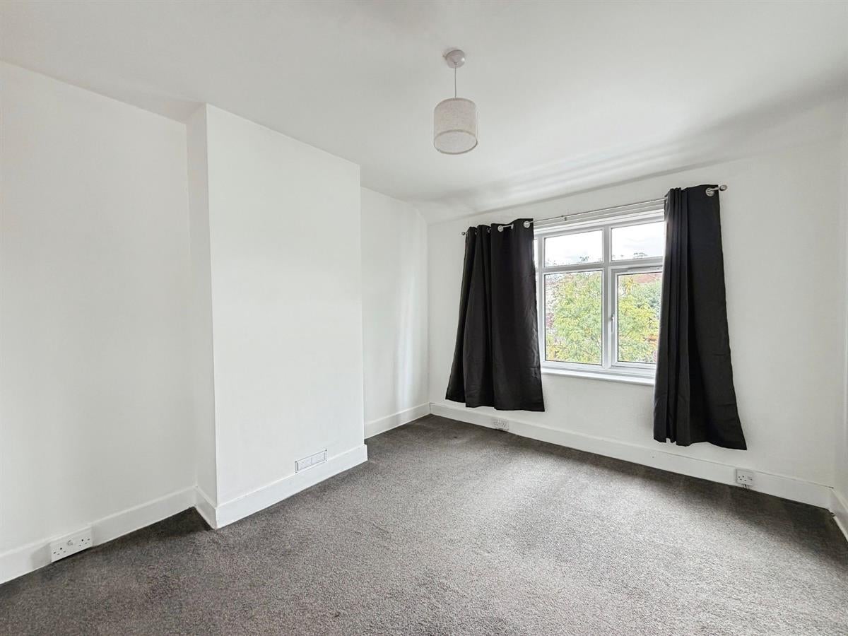 Flat Brighton Road in Rushmoor