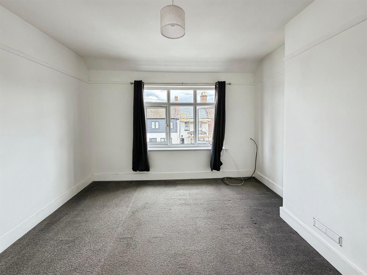 Flat Brighton Road in Rushmoor