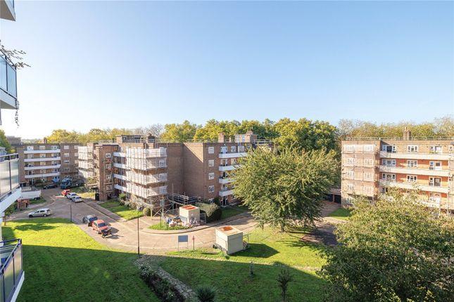Room Sulivan Court in Greater London
