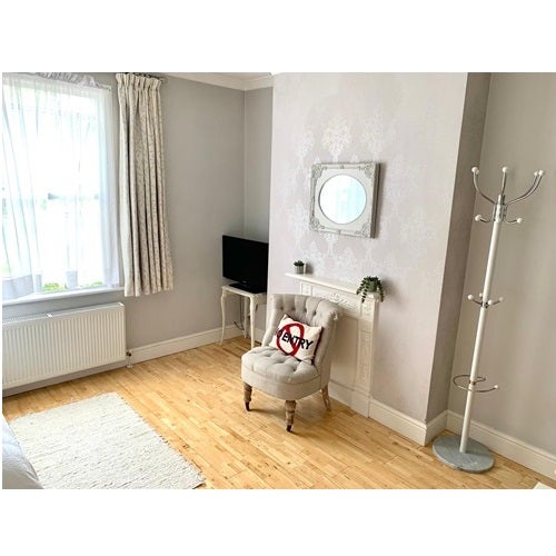 Flat Stanlake Road in London