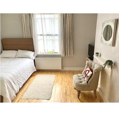 Flat Stanlake Road in London