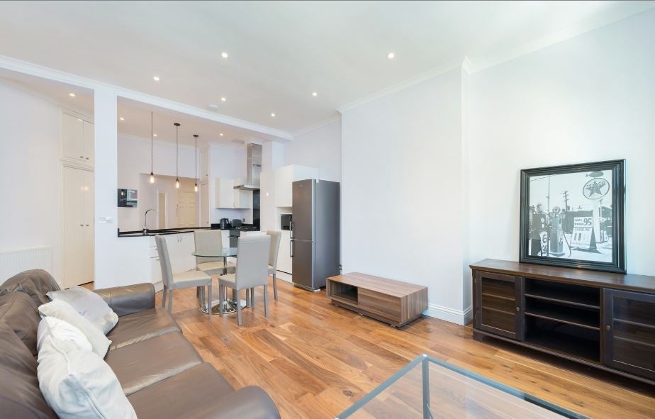 Flat Gloucester Road in Greater London