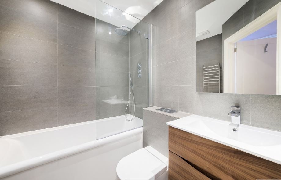 Flat Gloucester Road in Greater London