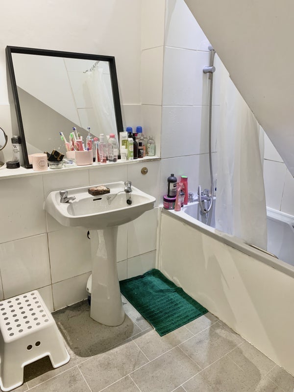 Room Gleneldon Road in Greater London