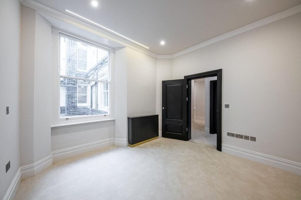 Flat Marloes Road in Greater London