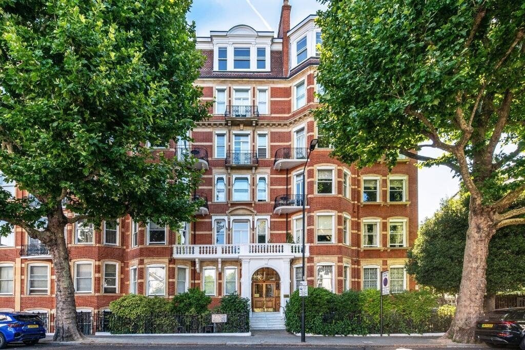 Flat Marloes Road in Greater London