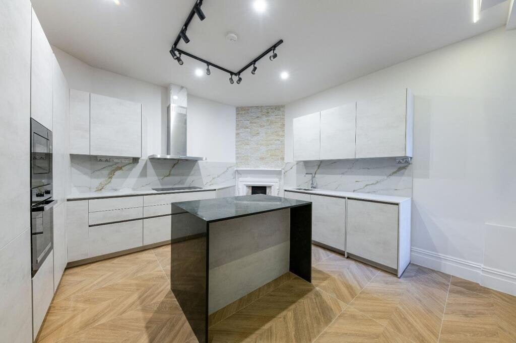 Flat Marloes Road in Greater London