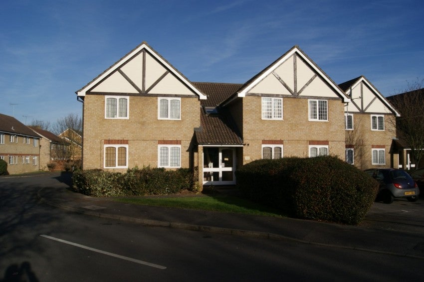 Flat Rockall Court in Slough