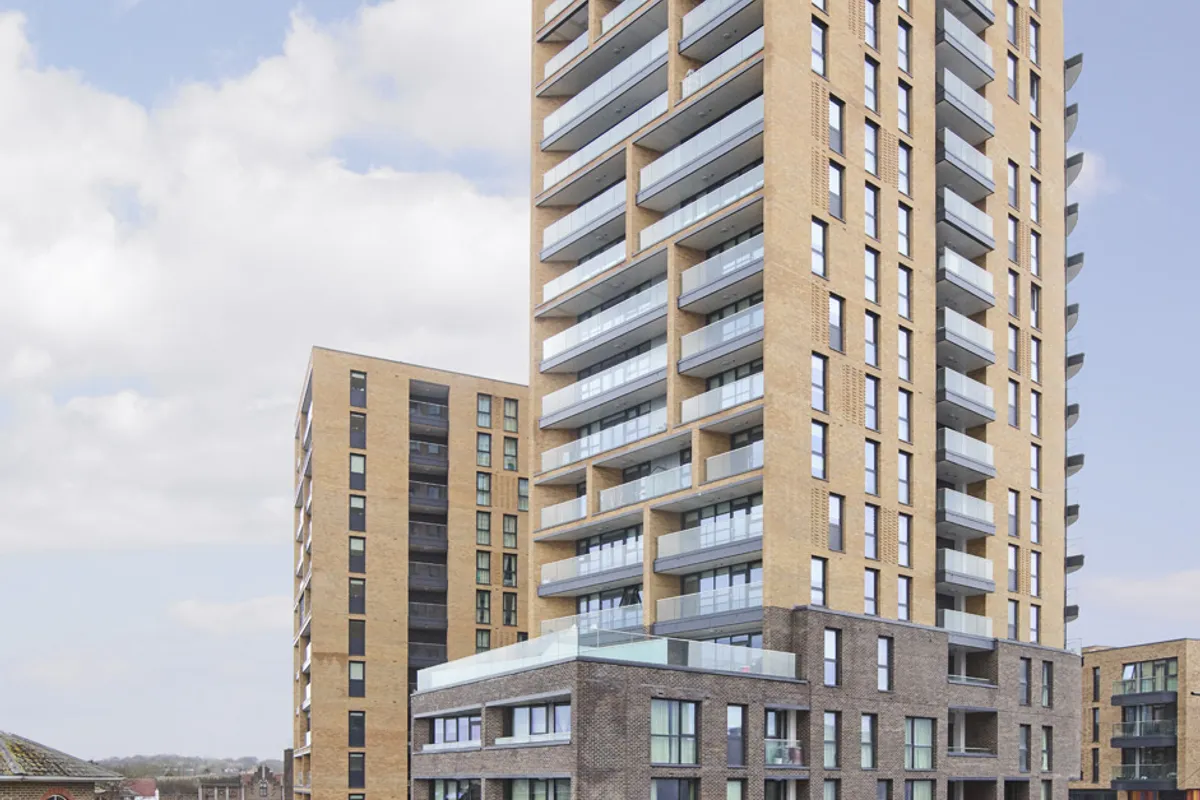 Flat Montrose Crescent in Greater London