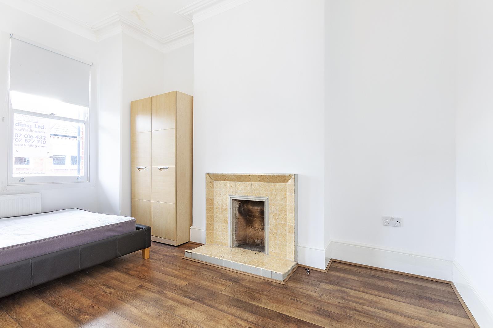 Flat Hambalt Road in Greater London