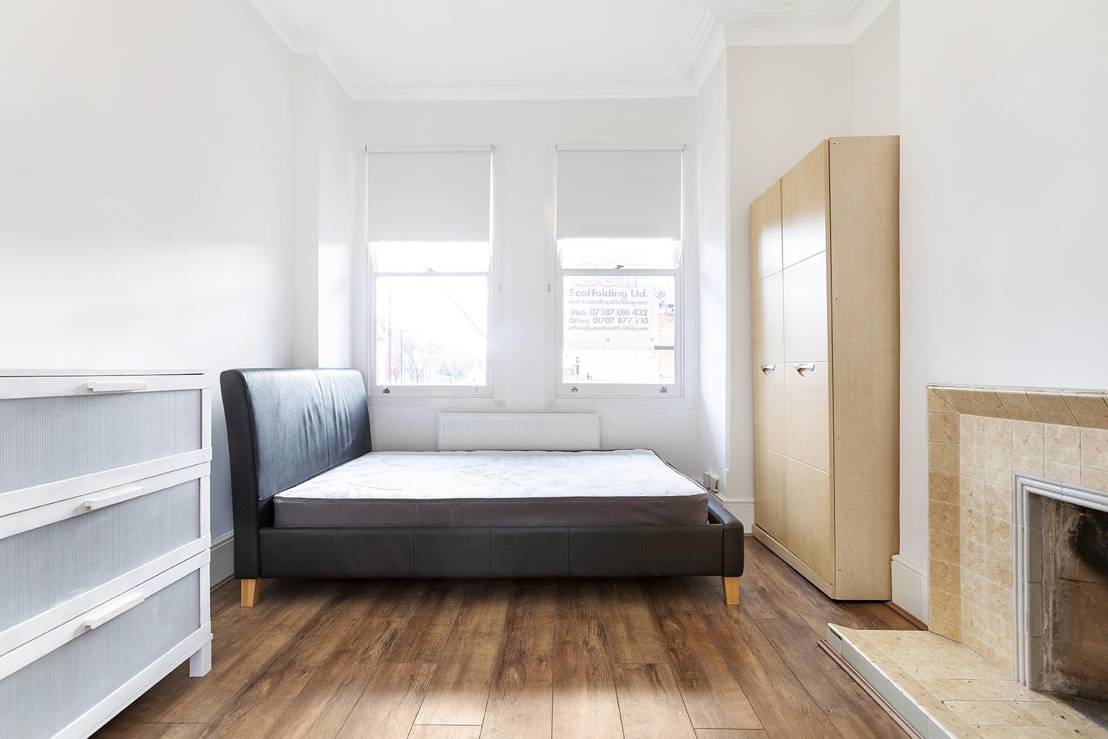 Flat Hambalt Road in Greater London