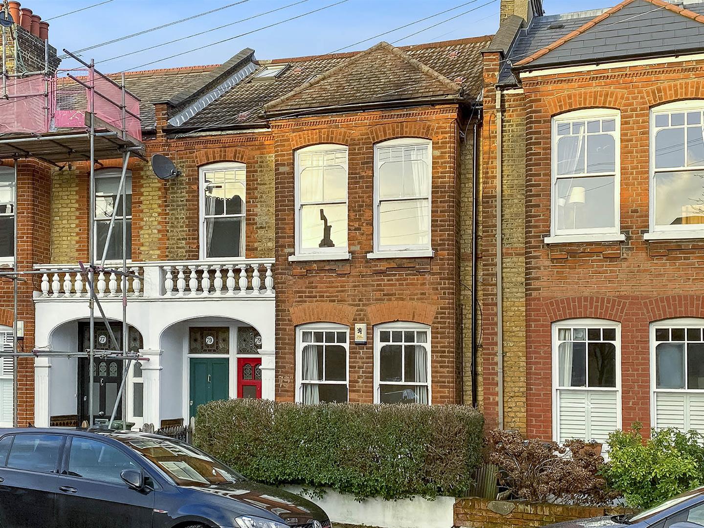 Flat Hambalt Road in Greater London