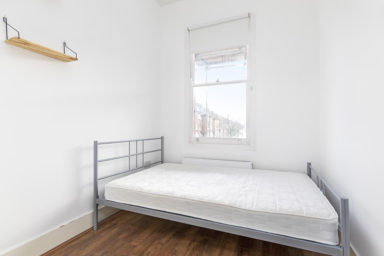 Flat Hambalt Road in Greater London
