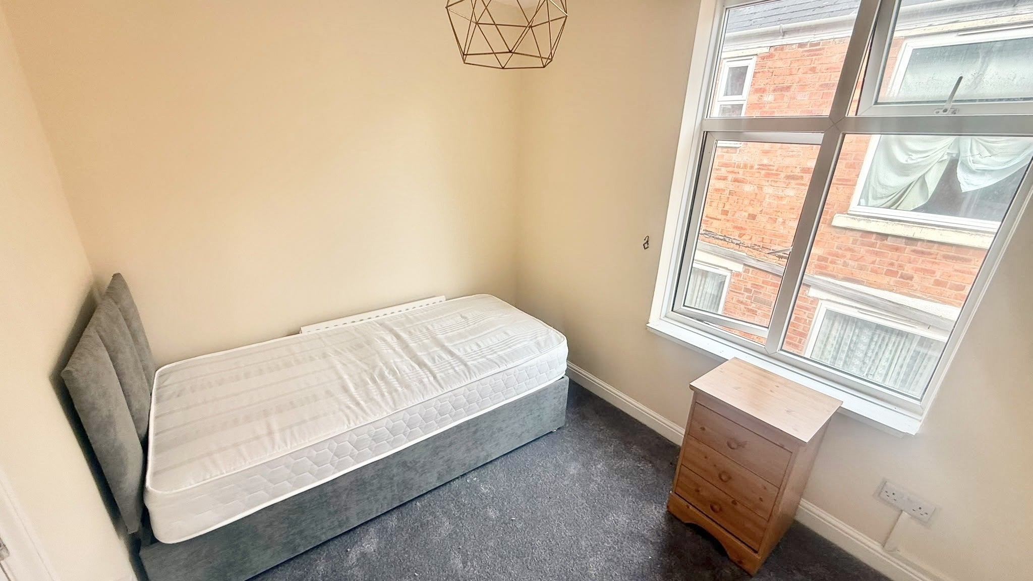 Room Owen Road in Wolverhampton
