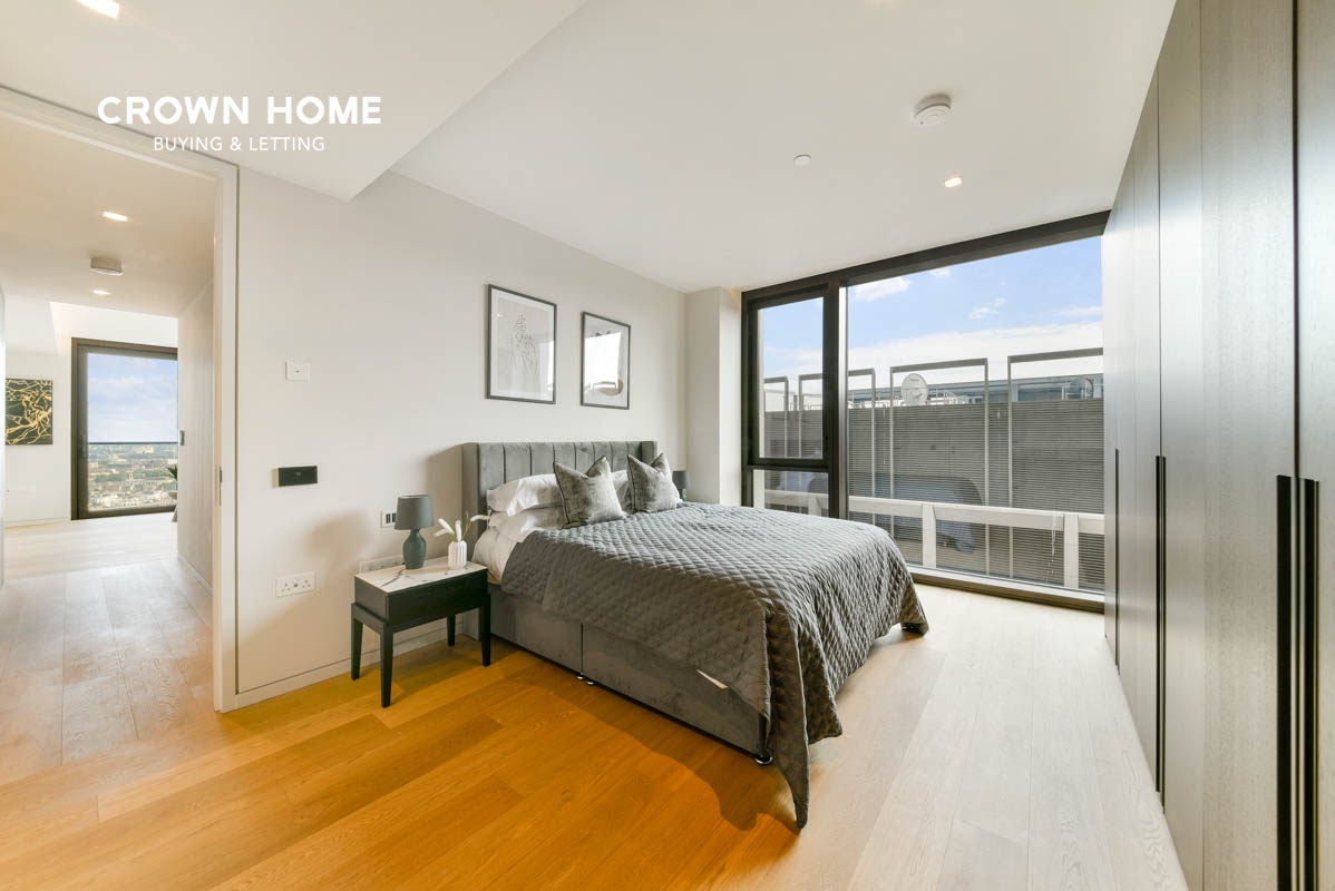 Flat Southbank in Greater London