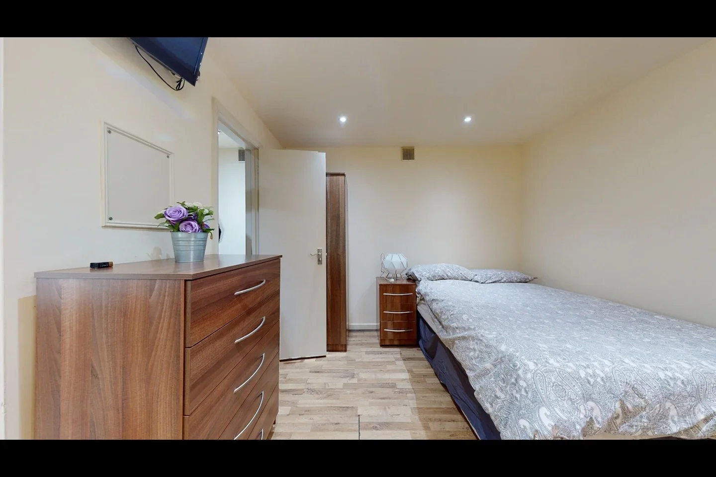Flat Ash Grove in Greater London