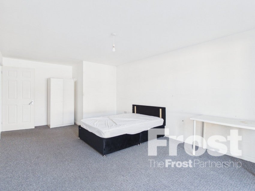 Flat Meadfield Road in Slough