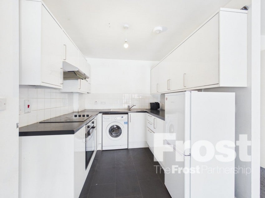 Flat Meadfield Road in Slough