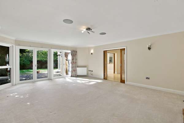 House Eversley Park in Greater London