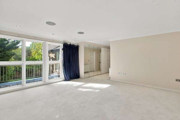 House Eversley Park in Greater London