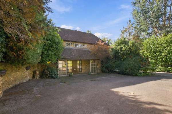 House Eversley Park in Greater London