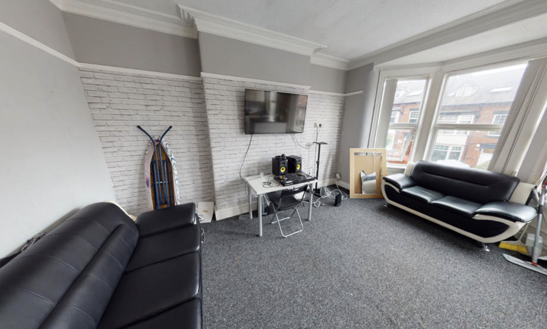 Flat Kirkstall Lane in Leeds