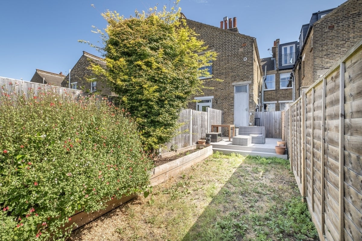 Flat Swaby Road in Greater London