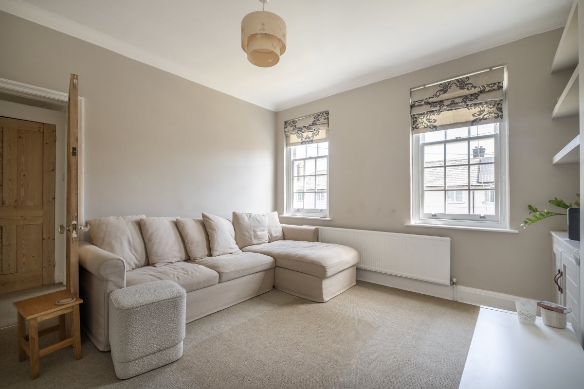 Flat Swaby Road in Greater London