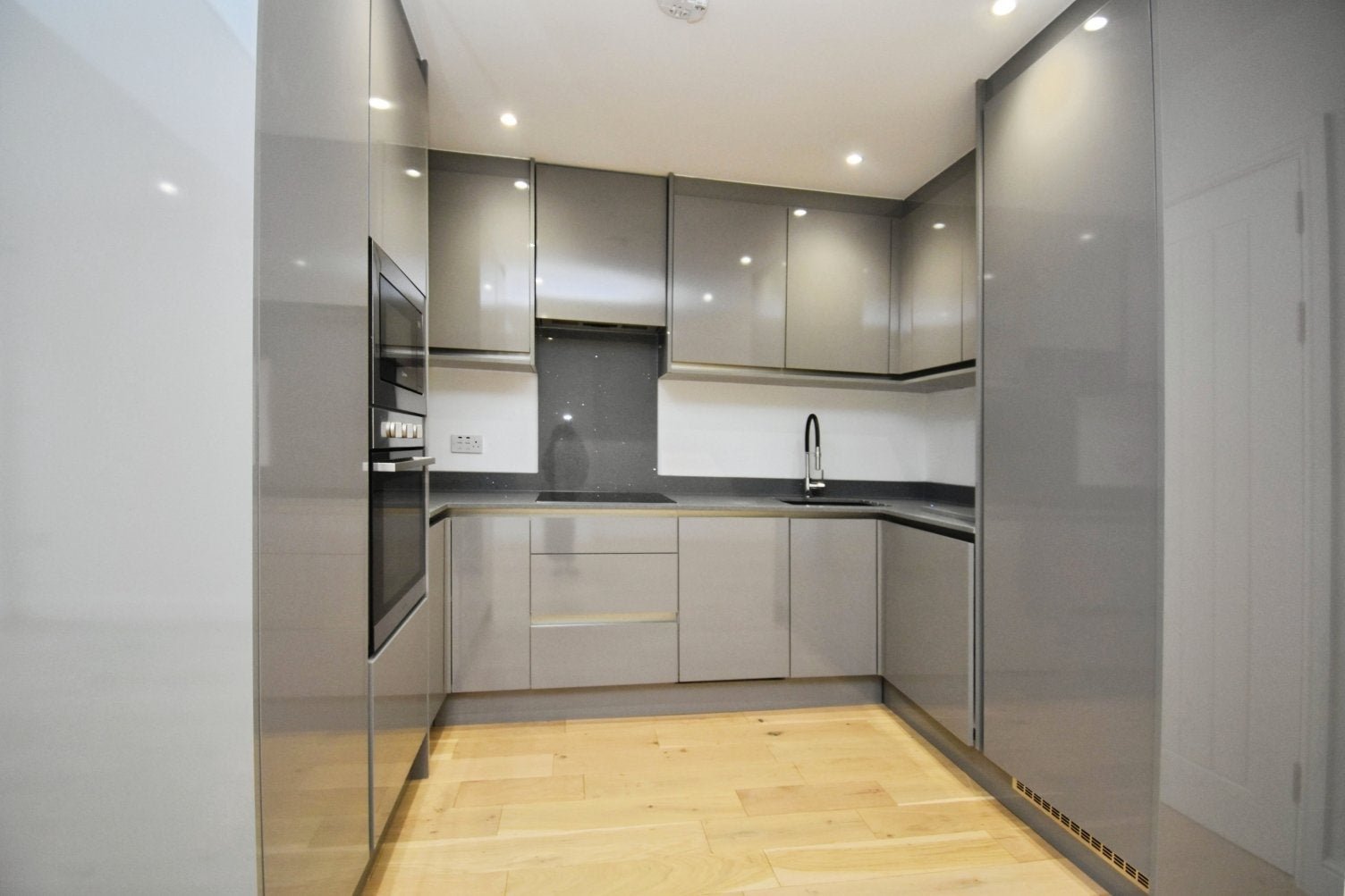 Flat Riverside Road in Greater London