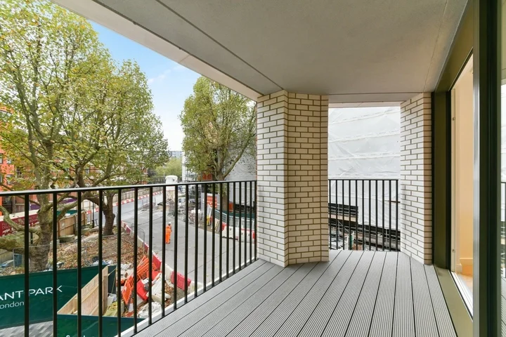 Flat Sayer Street in Greater London