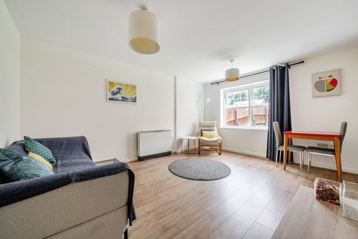 Flat Lancaster Road in Greater London