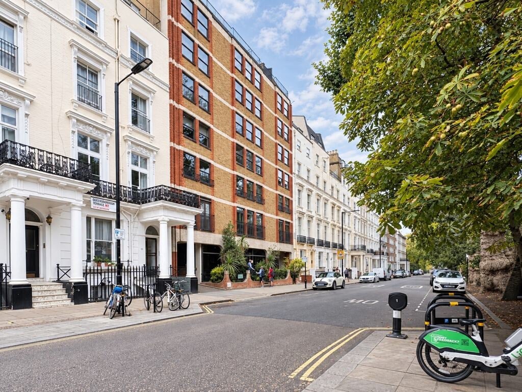 Flat Queensborough Terrace in City of Westminster