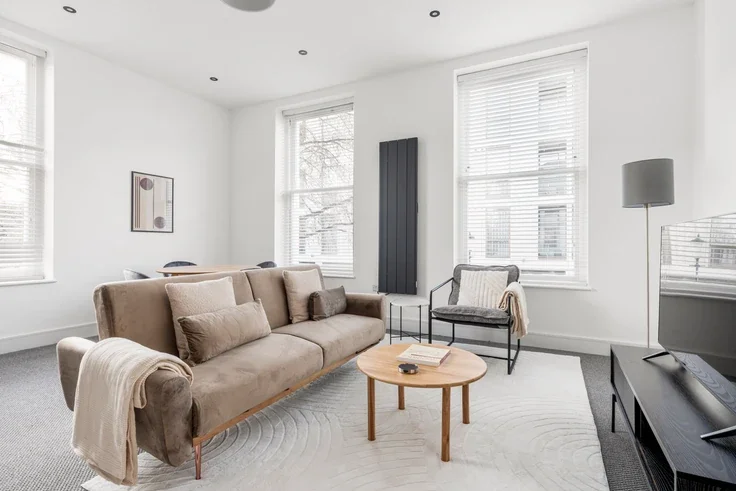 Flat Russell Gardens in Greater London