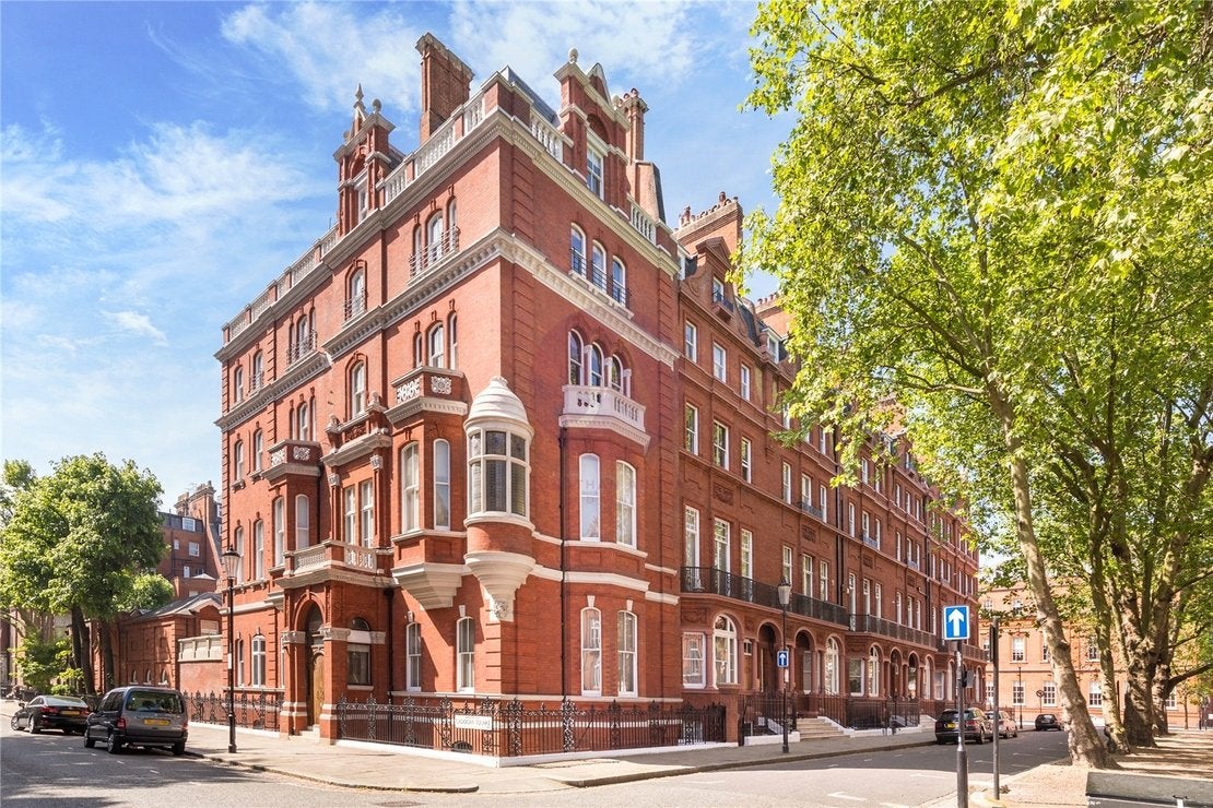 Flat Pont Street in Greater London