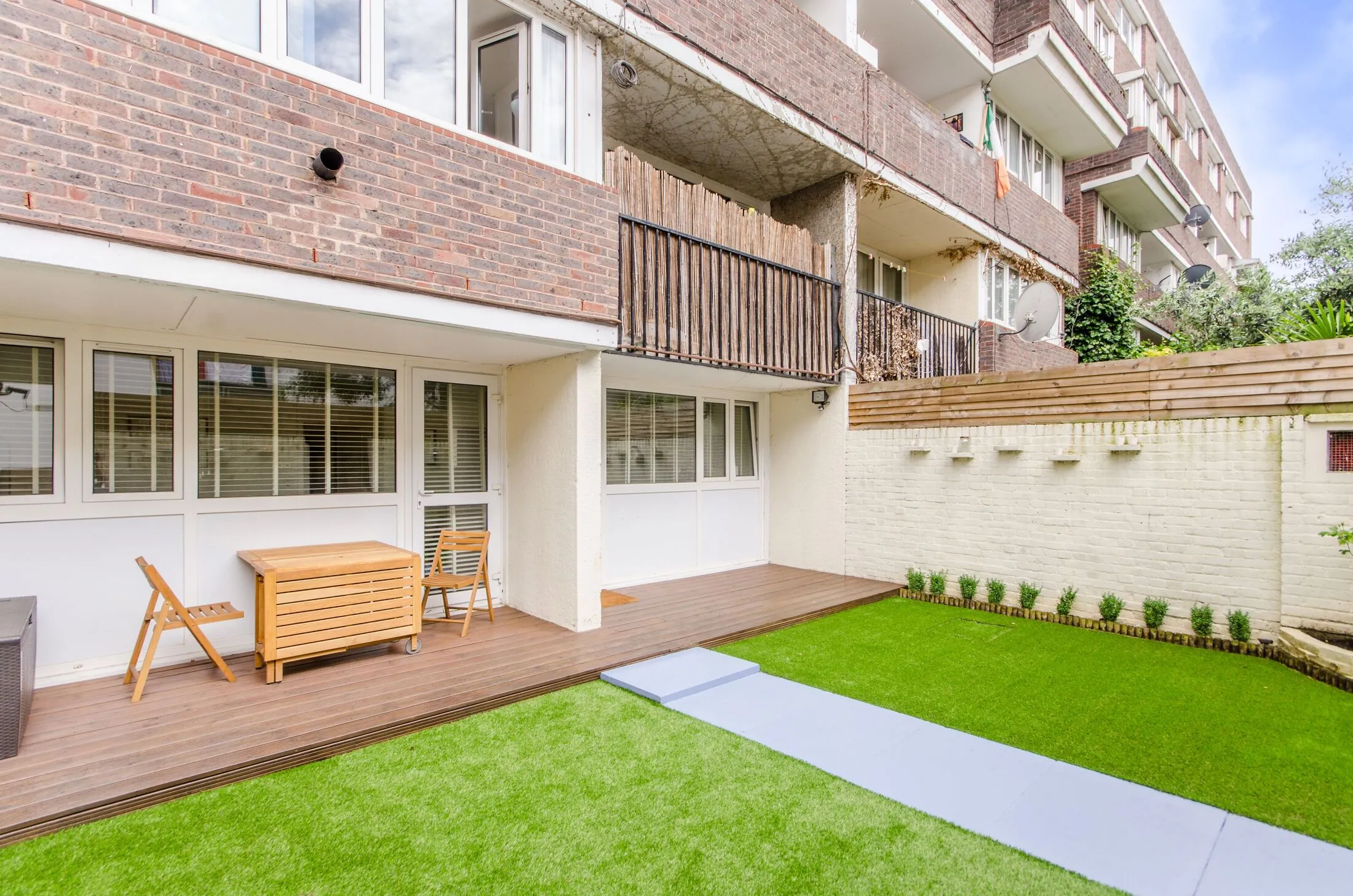 Flat Ifield Road in Greater London
