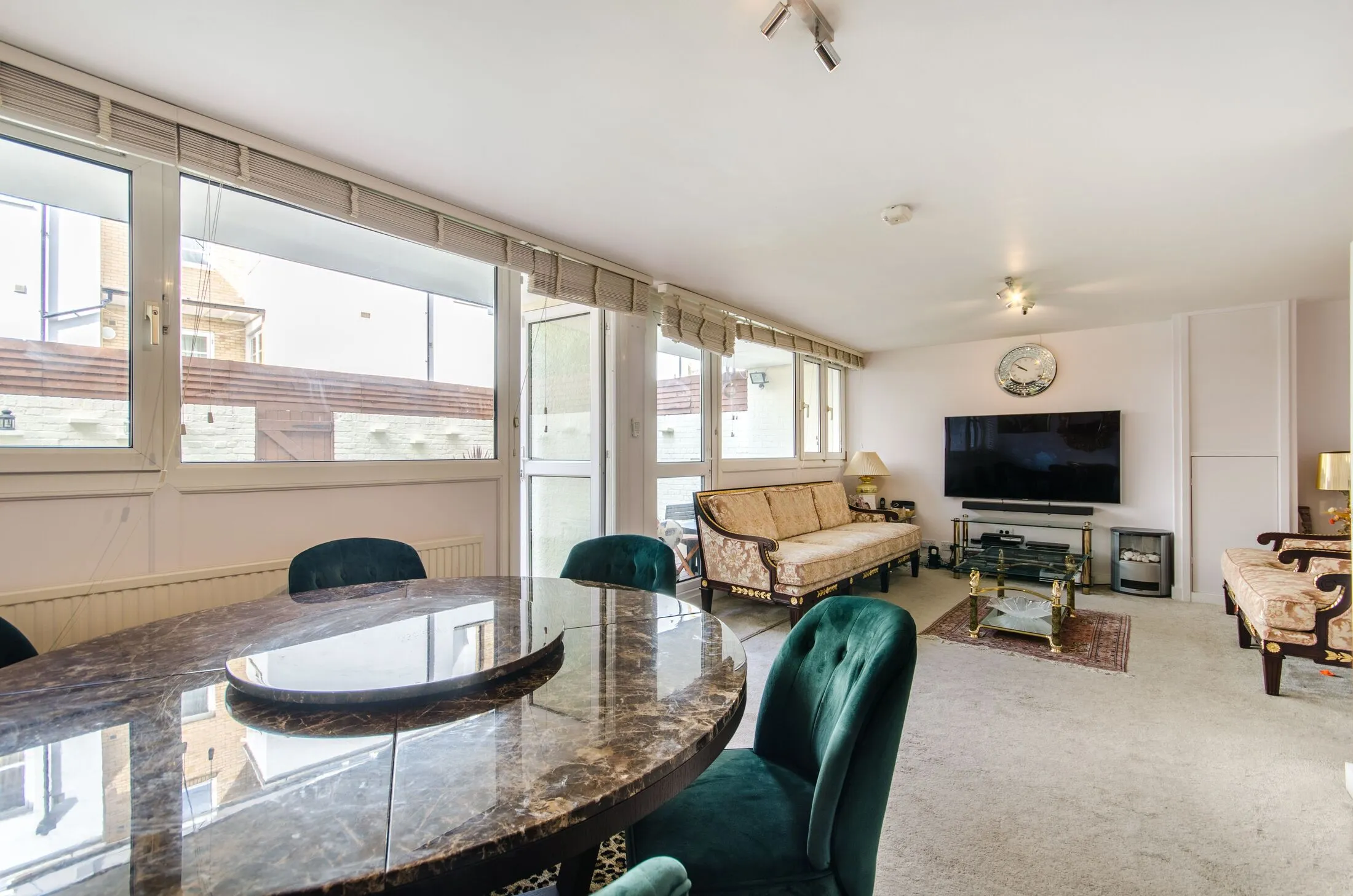 Flat Ifield Road in Greater London