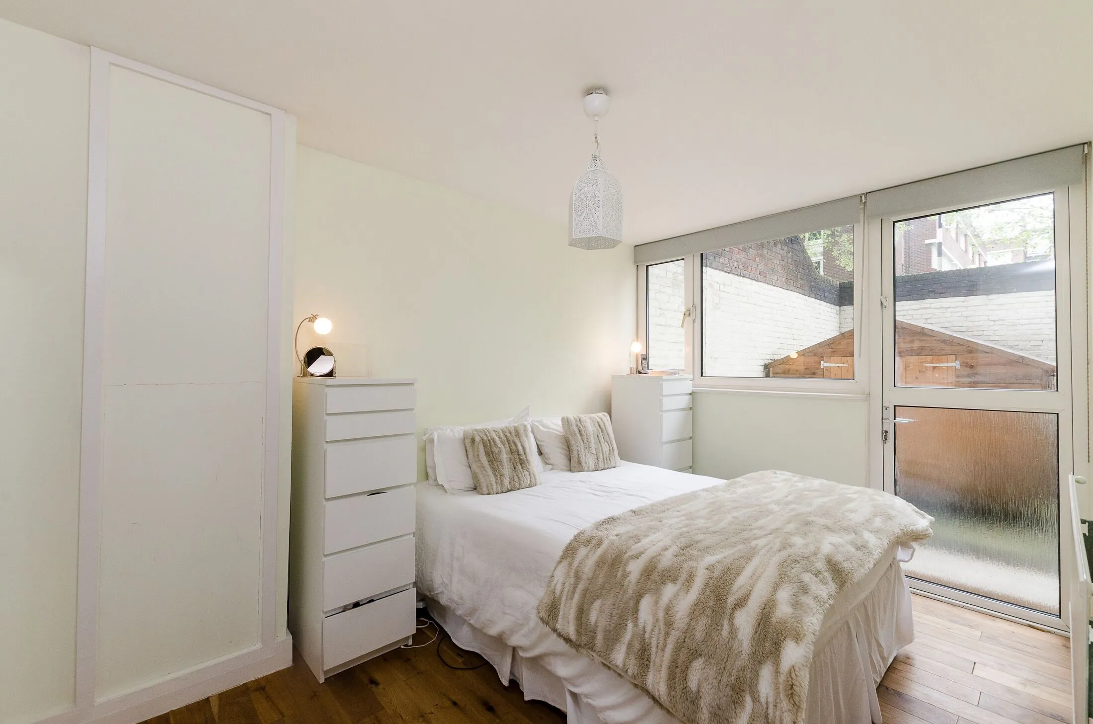 Flat Ifield Road in Greater London