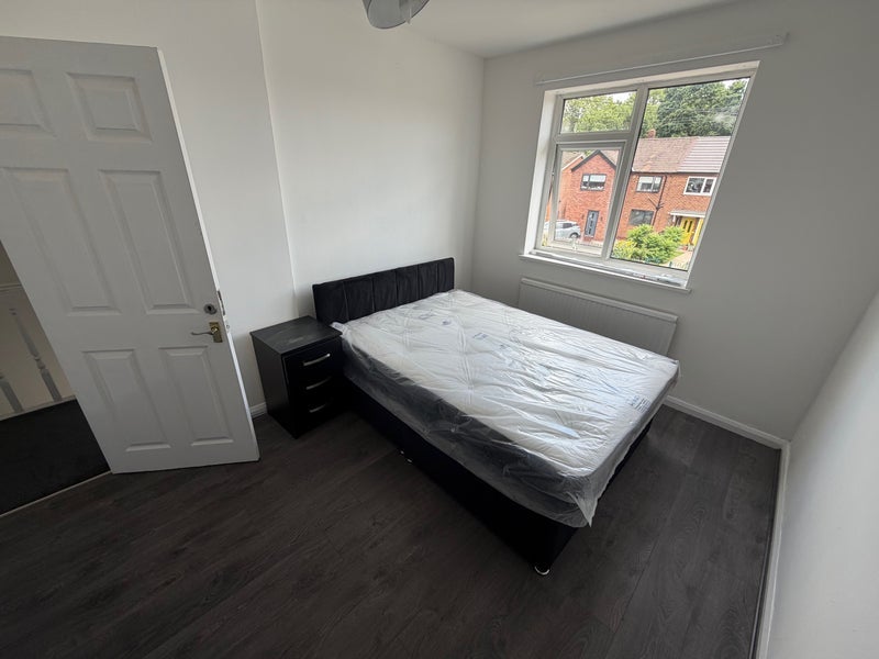 Room Peterswood Close in Manchester