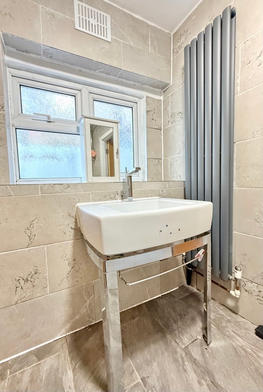 Room Clements Road in Greater London