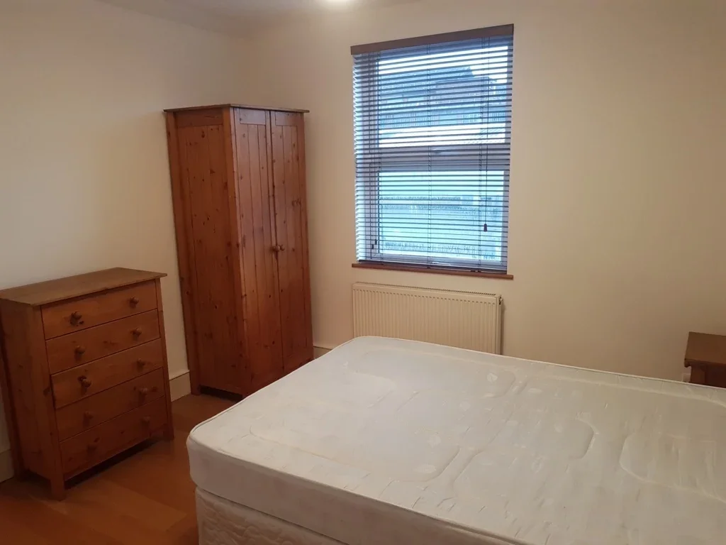 Flat Brenthurst Road in Greater London