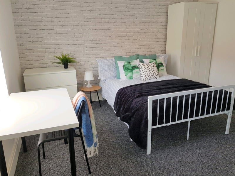 Room Esher Road in Liverpool