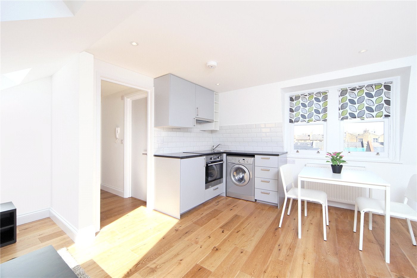 Flat Hetley Road in Greater London