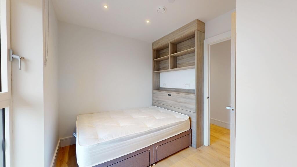 Flat Beverley Way in Greater London