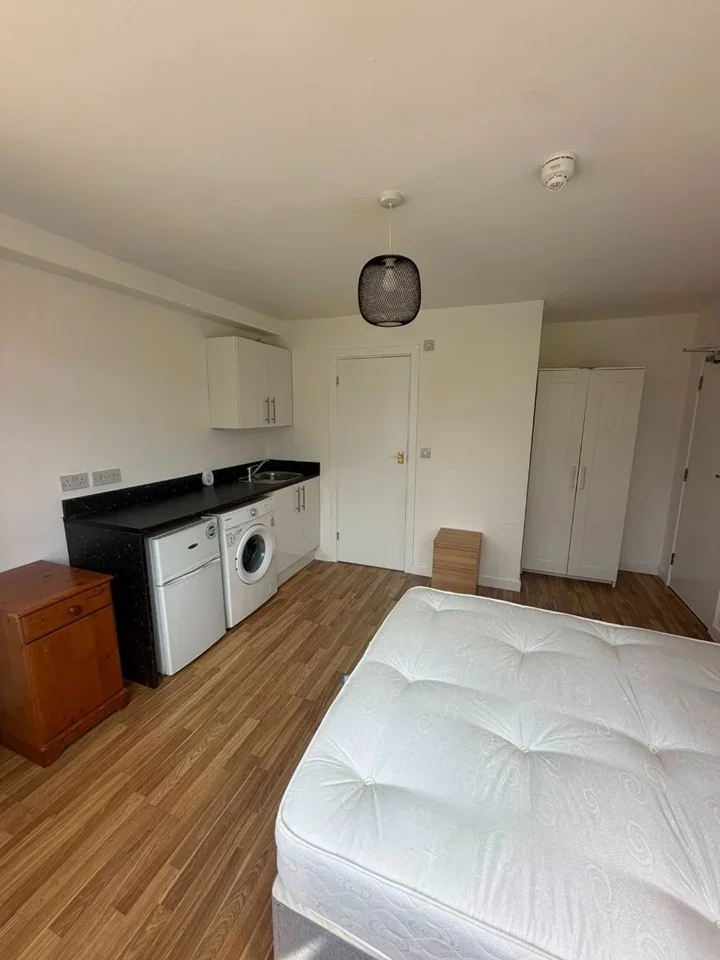 Flat Ballogie Avenue in Greater London