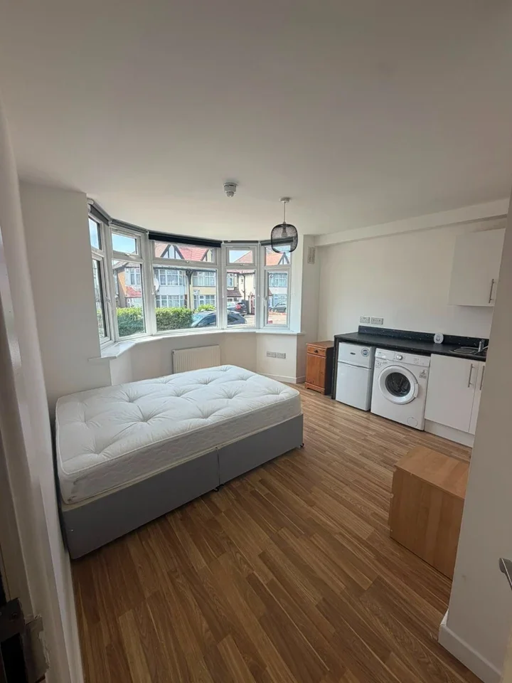Flat Ballogie Avenue in Greater London