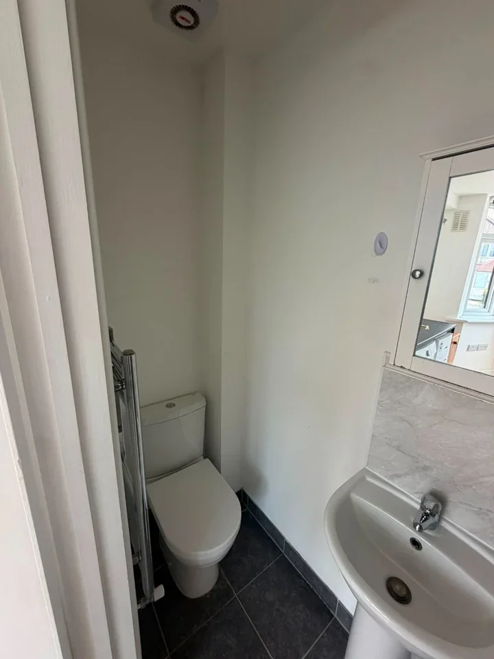 Flat Ballogie Avenue in Greater London