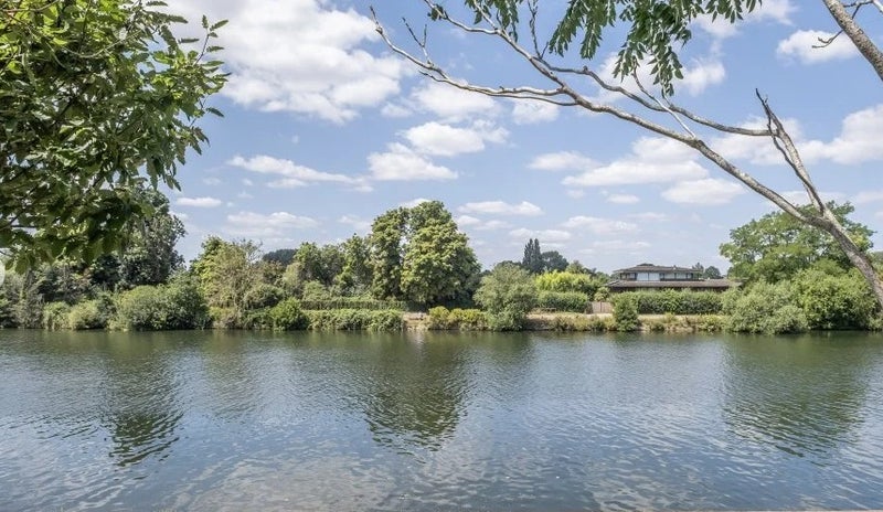 Room Riverside Close in Greater London