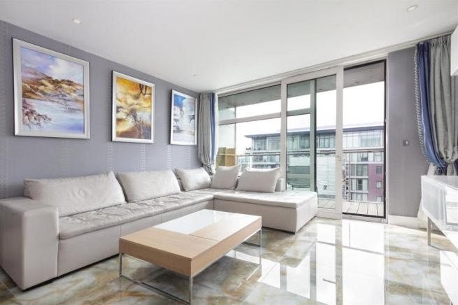 Flat Queenstown Road in Greater London