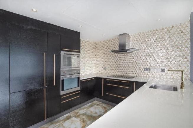 Flat Queenstown Road in Greater London